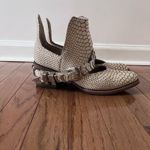 Freebirds Blade White-Snake